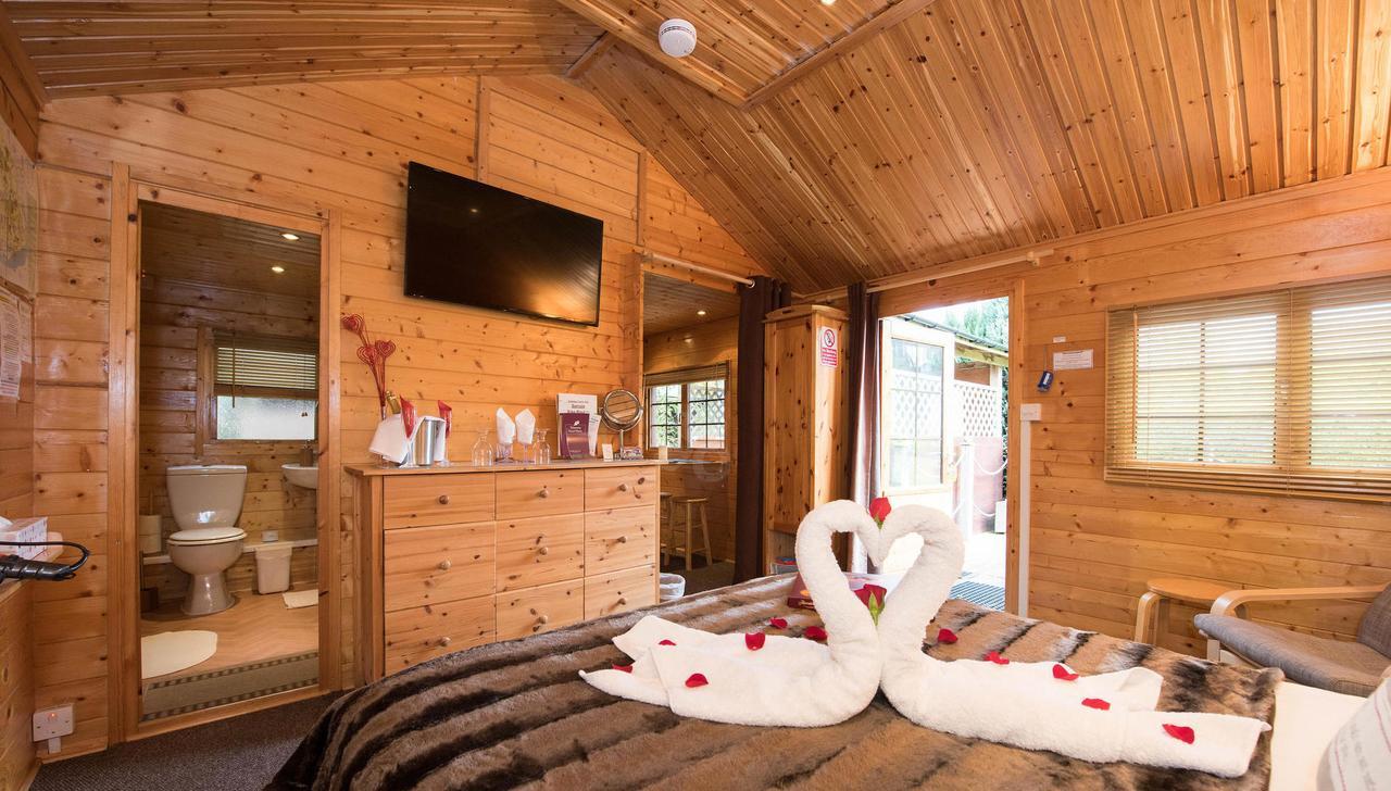 Cypress Log Cabins Accommodation Godshill  エクステリア 写真